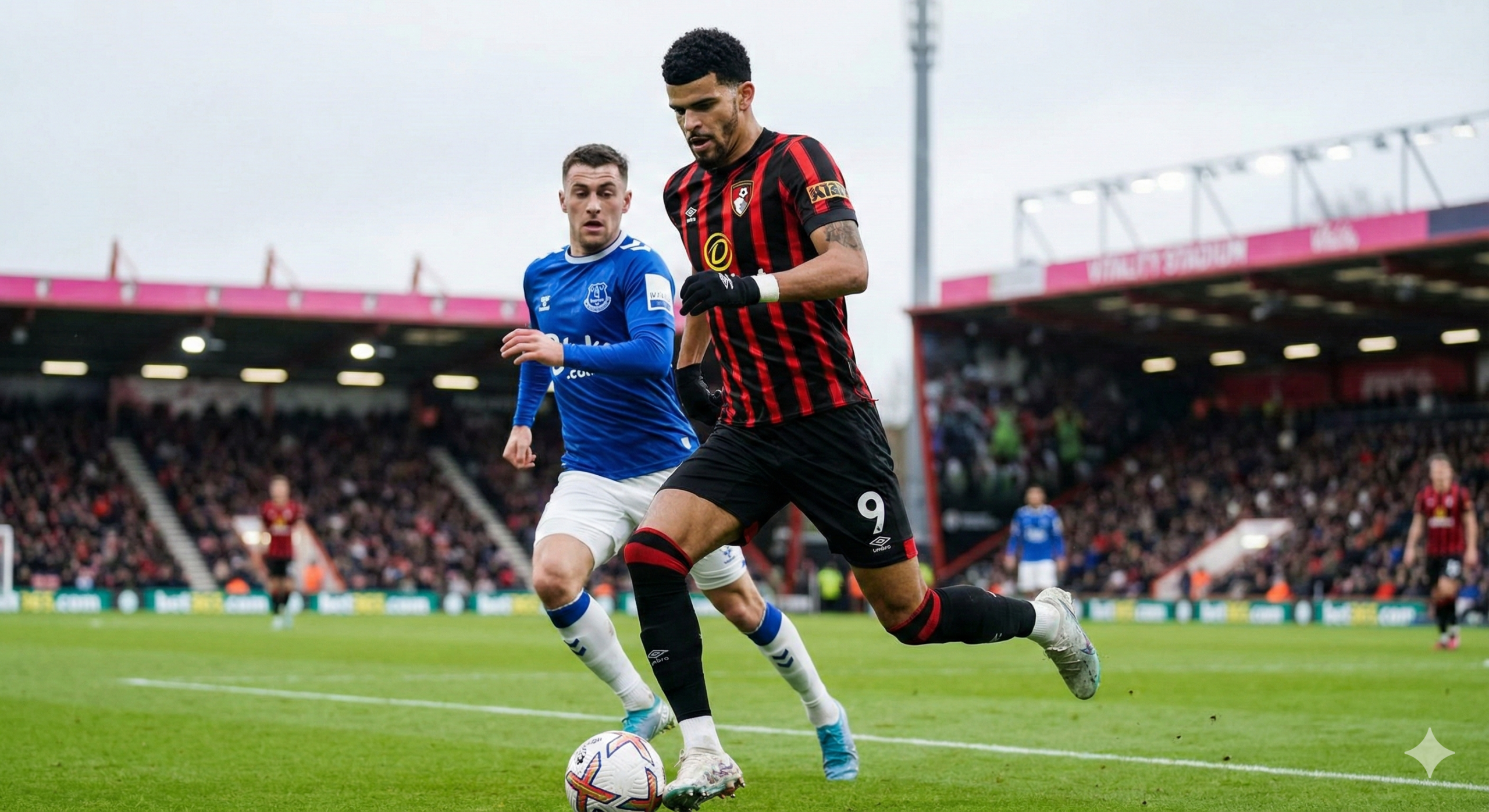 Sebuah gambar aksi bersemangat dari pertandingan Liga Premier yang menampilkan gelandang AFC Bournemouth, mungkin Lewis Cook (sebelum ia diskors), atau striker Dominic Solanke yang sedang menguasai bola dan berlari melewati pemain Everton, dengan Stadion Vitality (markas Bournemouth) sebagai latar belakang. Ekspresi wajah para pemain menunjukkan intensitas dan fokus, menangkap suasana persaingan. Warna-warna jersey kedua tim (merah/hitam untuk Bournemouth dan biru untuk Everton) harus terlihat jelas, menyoroti bentrokan mereka yang akan datang.
